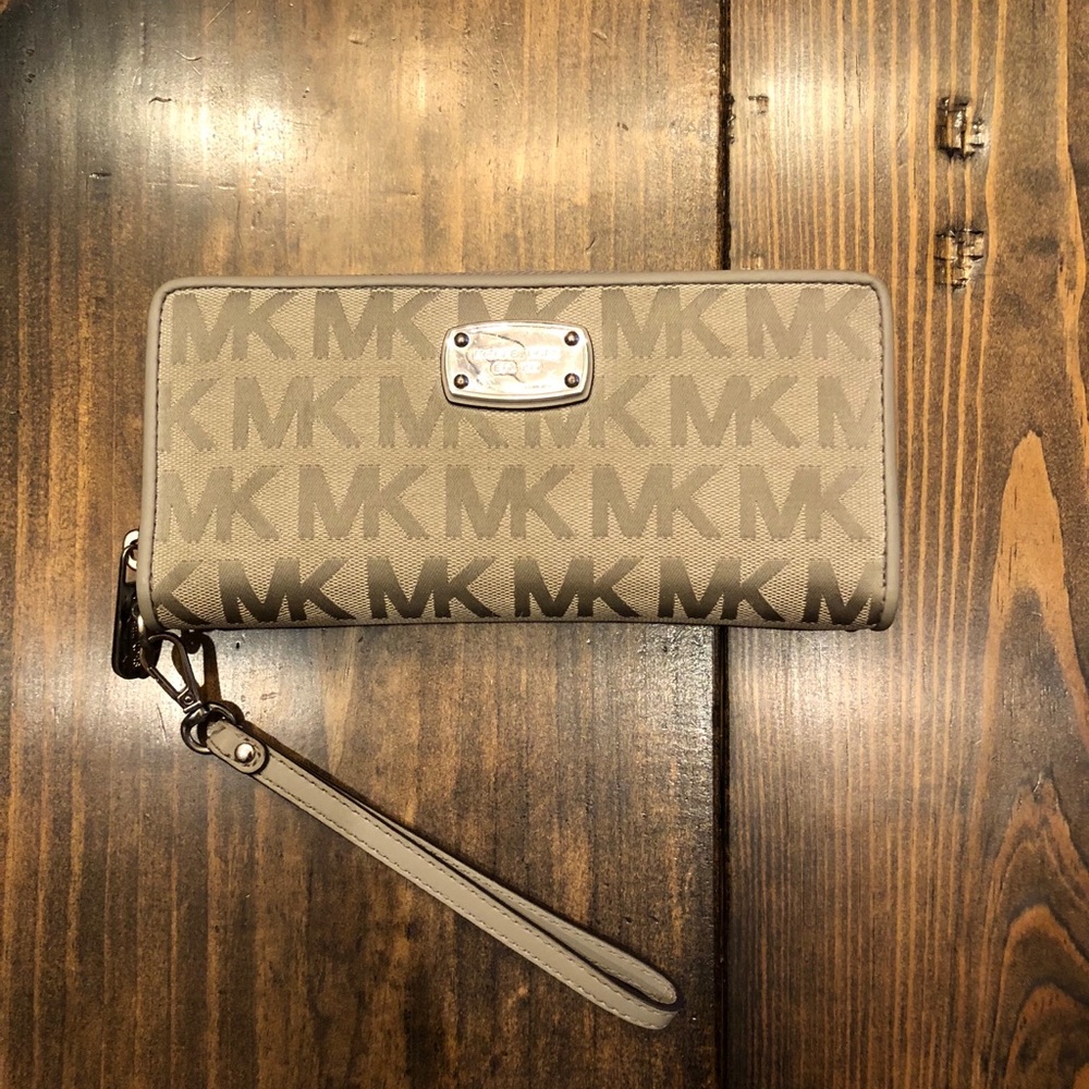 Michael Kors Clutch Wallet Wristlet